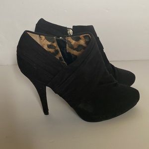 GUESS Black supper up closed toe heels size 8.5 Good condition.
